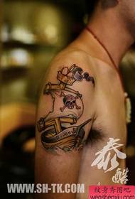 Egy kis kalóz hajó tetoválás minta népszerű a karjában