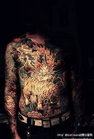Vyro viršutinės kūno dalies tigras įkyrus tatuiruotės paveikslėlis