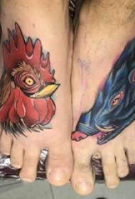 Tatuaggio sul collo del piede sul collo del piede di un maschio e una foto del tatuaggio di cinghiale