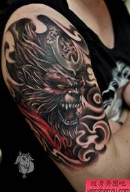 Txiv neej caj npab domineering Liab King tattoo txawv