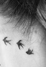 Uši iza ženskog uzorka tetovaže tri ptice