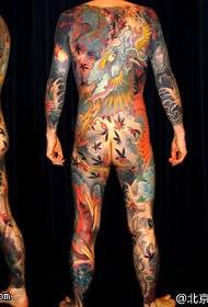 Klasičen vzorec tetovaže zmaja s polnim telesom