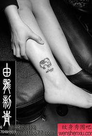Krásny jednoduchý tetovací vzor pre slony pre krásne ženské nohy
