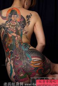 Kvinnlig rygg Guanyin Tha Teng tatuering bild uppskattning