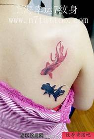Skaista skaistuma muguras tintes gleznojums zelta zivtiņas tetovējums