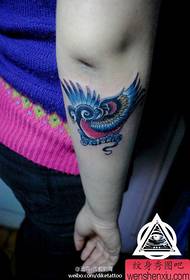 Brazo femenino hermoso y popular patrón de tatuaje de golondrina pequeña
