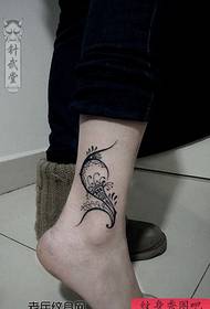 un bonito patrón de tatuaje tótem en el tobillo de una niña
