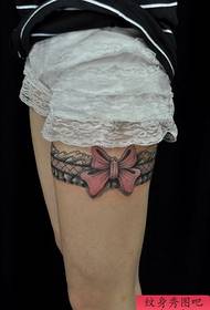 Les jambes des filles sont populaires avec de beaux dessins de tatouage de dentelle et d'arc
