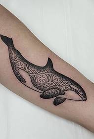 Baleno tatuaje ŝablono kun nokta sceno ŝablono sur la flankoj de la viro