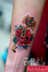 Braccio bellissimo e popolare modello di tatuaggio chiave