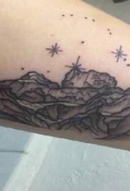 krahu i vajzës së tatuazhit të pikut në majën e zezë mbi pikturën e pikturës së pikut të kodrës së zezë