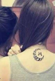 Klein totem-tatoeëringpatroon tussen vriendinne