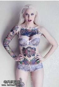 छाती सफेद बाल महिला टैटू पैटर्न