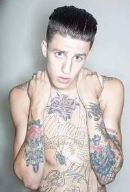 Módne tetovanie mužského modelu fotoalbumu