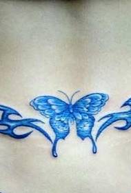 Όμορφη εικόνα του τατουάζ με μπλε πεταλούδα