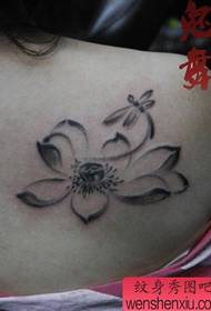 Bello modello del tatuaggio del loto di stile della pittura dell'inchiostro a spalla sulle spalle