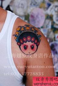 Ang isang cartoon flower head avatar tattoo pattern sa balikat ng isang batang lalaki
