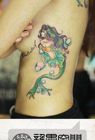 Krásný bokem pasu krásná mořská panna tetování vzor
