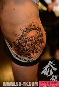 Knaboj interkrute populara malvarmeta Tang-leona tatuaje-ŝablono
