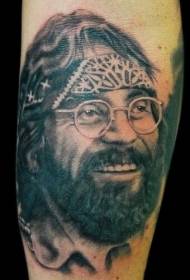 Mannelijk portret dat bril draagt met tatoegeringspatroon