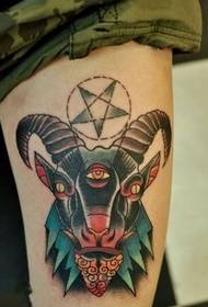 Háromszemű juhfej és ötágú csillag totem tetoválás az egyes karokon