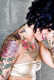 Modello di tatuaggio donna braccio rosa
