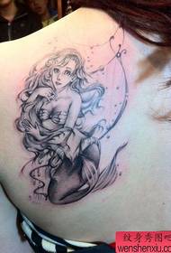 女孩子肩背可爱的美人鱼纹身图案