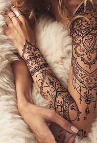 Un conjunto de diseños de tatuajes de vainilla muy llamativos