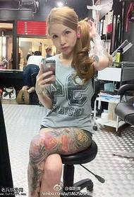 Hot sexy schéine Tattoo Artist