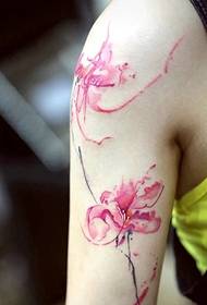 Un set di bellissimi tatuaggi floreali per ragazze