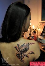 Mooie en mooie vrouw schouder lotus tattoo patroon
