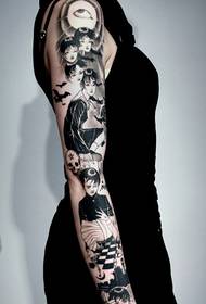 Európske a americké dámske ramená čiernobiely portrét tvoria kreatívne tetovanie