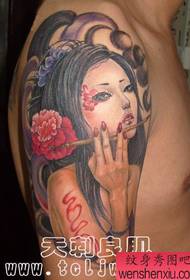 klasisks skaistumkopšanas tetovējums ar lielu roku