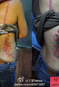 Modello di tatuaggio floreale colorato dall'aspetto piacevole in vita femminile