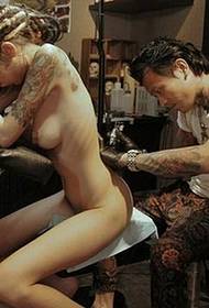 Fotograf pravi snimak prekrasan model tetovaža predstavlja seksi
