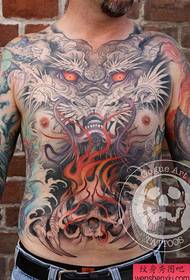 Męski przód klatki piersiowej super fajny dominujący wzór tatuażu smoka