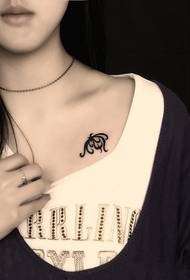 Moteriška krūtinės drugelio totemo tatuiruotė