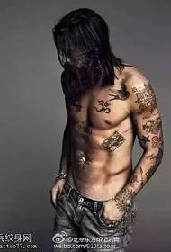 Modello di tatuaggio uomo arte moda