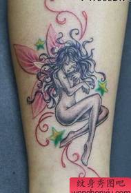 Modeli i Tattoo-Femrës: Model i Tattoo Elf Tattoo i Ngjyrave të Këmbëve