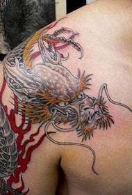 Tatuaggio da uomo sopra la spalla prepotente