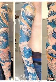 Un popular patrón de tatuaje de onda genial