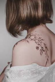 Απλό τατουάζ λουλουδιών - 15 σέξι και όμορφα τατουάζ λουλουδιών για τις γυναίκες