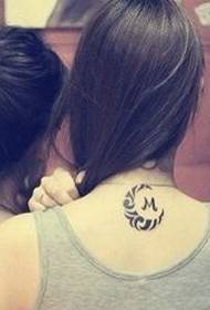 Totem piccolo tatuaggio tra amiche