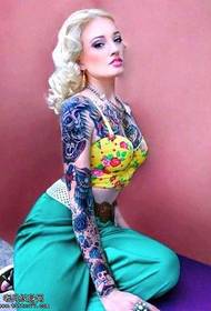 Modello tatuaggio moda ragazza