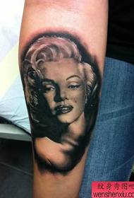 un tatuaje de Monroe en el brazo
