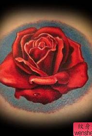 Cadro de tatuaxe de rosa vermella