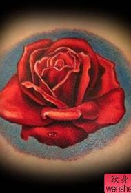 Foto modello tatuaggio rosa rossa