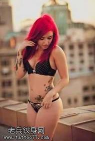 Pola tato wanita berambut merah