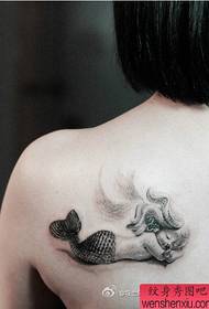Meitene plecu kawaii sirēna tetovējums modelis