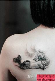 Padrão de tatuagem de sereia kawaii ombro menina